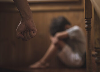 4살 킥보드로 때린 교사, CCTV 확인하니 원생 11명 더 폭행…“떨어진 밥 먹이기도”