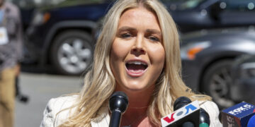 ‘트럼프의 입’ 백악관 대변인은 27세 여성 레빗…역대 최연소