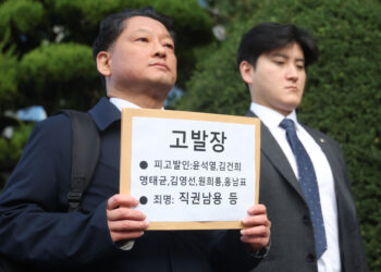 ‘명태균 의혹’ 현역 의원·광역단체장에 옮겨붙나…시민단체 고발장 제출