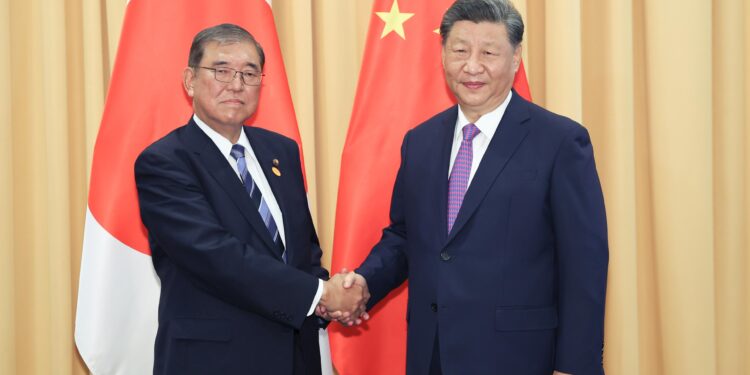 회의 도중 폰 보고 시진핑과 양손 악수…‘외교 초보’ 이시바 ‘#일본의 수치’ 뭇매