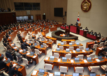 野, ‘예산 감액안’ 예결위 단독 처리…與 반발 퇴장