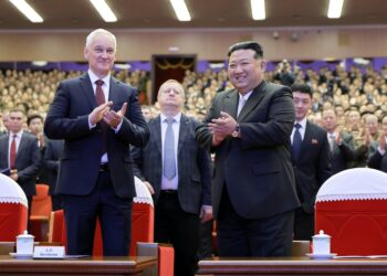 김정은, 러시아 국방장관 접견해 “변함없이 지지”… 북러 밀착 더 가속
