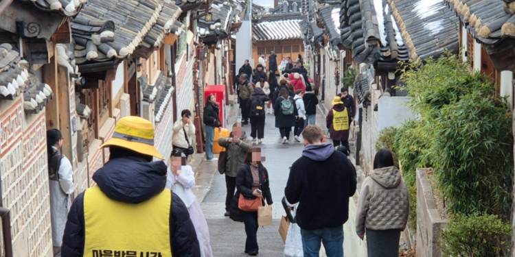 “조용해서 좋아” “감시당하는 듯”… 쉿! 북촌은 지금 침묵관광 중