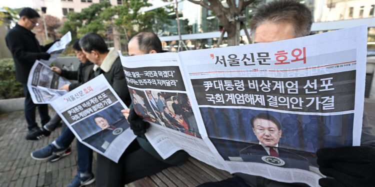 계엄군 차량 막고 SNS로 생중계… 시민들이 지켜낸 ‘서울의 밤’