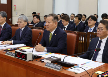 선관위 “계엄군, 당직자 휴대전화 압수…3시간20여분 청사 점거”