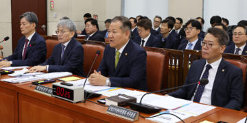선관위 “계엄군, 당직자 휴대전화 압수…3시간20여분 청사 점거”