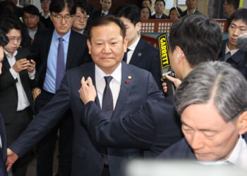 “내란 음모한 사람들” 양팔 들고 ‘몸수색’ 당한 이상민·조지호 [포착]