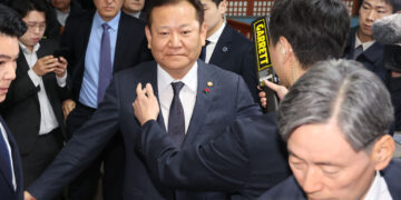 “내란 음모한 사람들” 양팔 들고 ‘몸수색’ 당한 이상민·조지호 [포착]