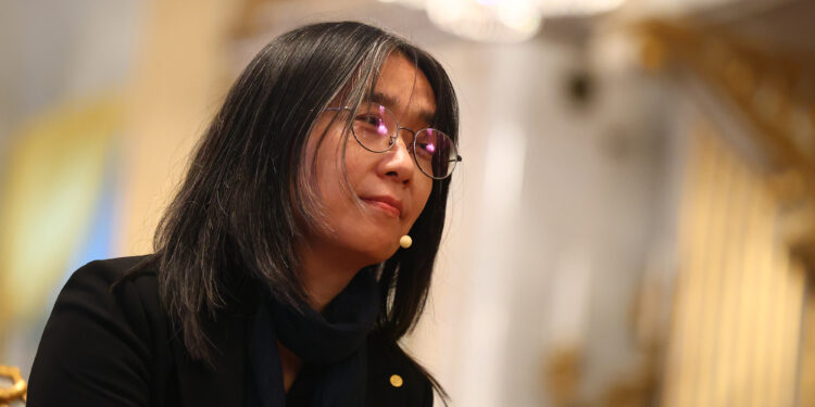 “계엄령에 충격…무력과 강압의 과거로 돌아가지 않길” 한강, 전 세계 미디어 대상 노벨상 기자회견