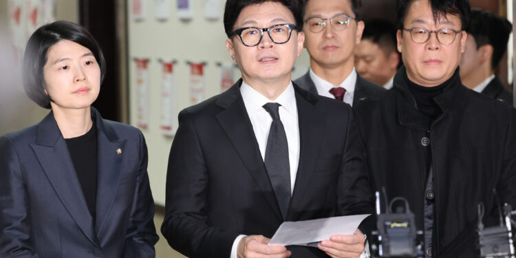 韓 “尹대통령 사실상 직무배제…질서있는 퇴진 추진”