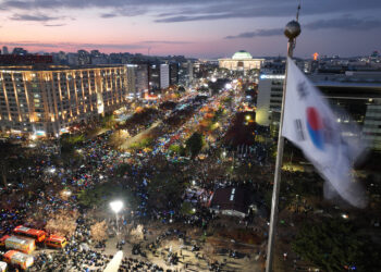 빛난 ‘K시민의식’… 집회 뒤 쓰레기 줍고, 식당·카페 선결제로 동참