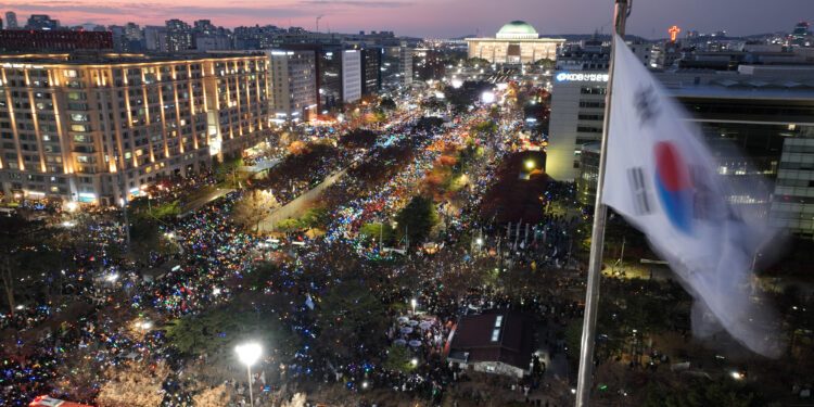 빛난 ‘K시민의식’… 집회 뒤 쓰레기 줍고, 식당·카페 선결제로 동참