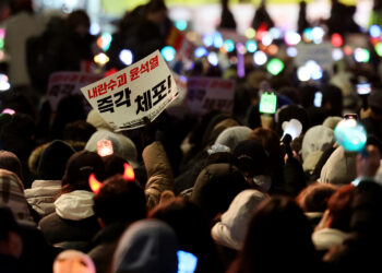 “물러날 때까지 나올 것”… 케이팝·응원봉 등장 ‘MZ’식 촛불 일렁