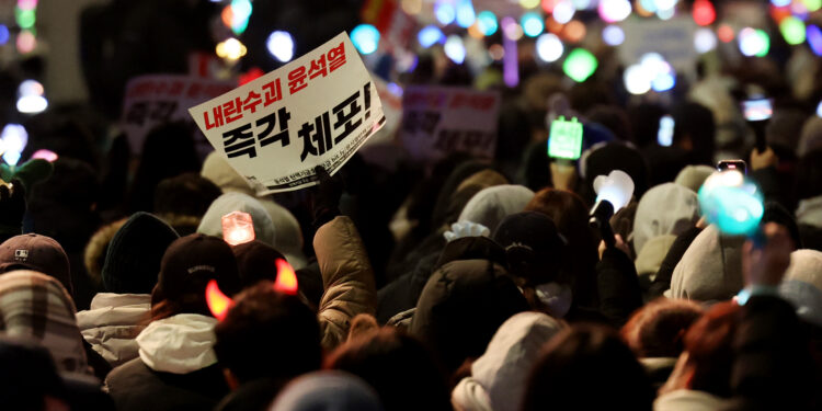 “물러날 때까지 나올 것”… 케이팝·응원봉 등장 ‘MZ’식 촛불 일렁