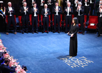 “매혹적인 부드러움, 돌이킬 수 없는 상실”…노벨상 품에 안은 한강