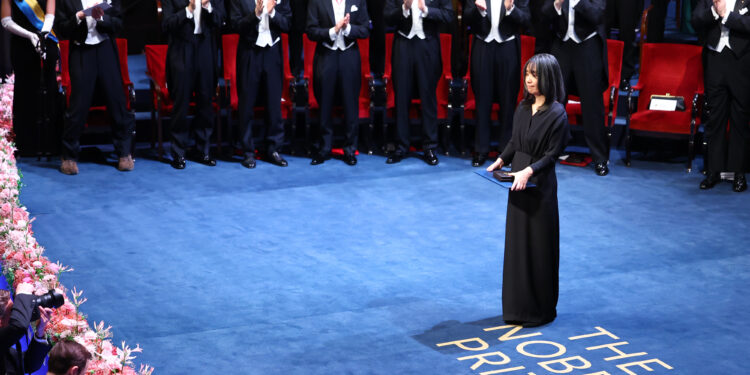 “매혹적인 부드러움, 돌이킬 수 없는 상실”…노벨상 품에 안은 한강