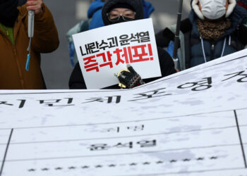 탄핵가결 후 첫 주말, 두쪽난 광화문…“즉시파면” “탄핵반대” [포착]