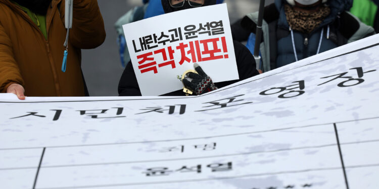 탄핵가결 후 첫 주말, 두쪽난 광화문…“즉시파면” “탄핵반대” [포착]