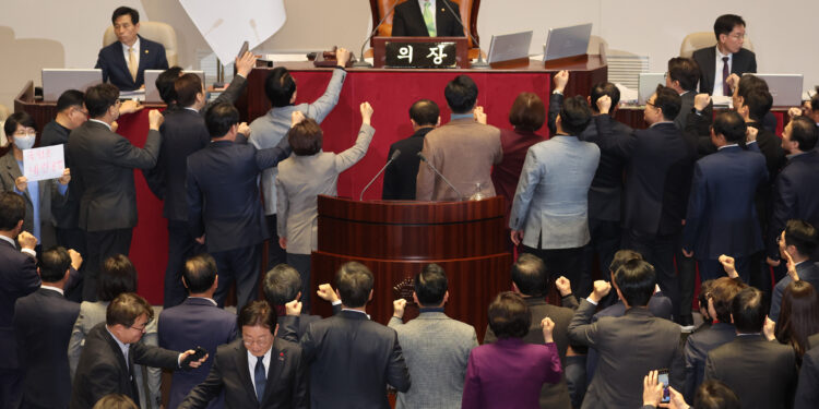 “싸움의장 된 韓국회” “혼란 책임 서로에게 전가” 악영향 우려 제기한 외신