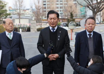 “尹 구차·비겁·부끄럽다” vs “정당한 영장이면 받아” 탄핵심판 장외전