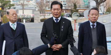 “尹 구차·비겁·부끄럽다” vs “정당한 영장이면 받아” 탄핵심판 장외전