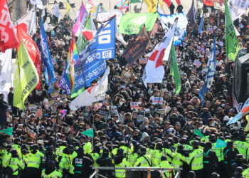 尹관저 향하던 민주노총 2명 현행범 체포… 경찰 폭행 혐의