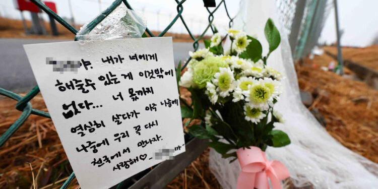 “부모가 벌받아” “기장 생존”… 무너진 마음을 할퀴고 짓밟았다