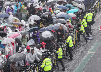폭설에도 주말 10만명 쏟아져… 집회지옥·교통지옥 된 한남동