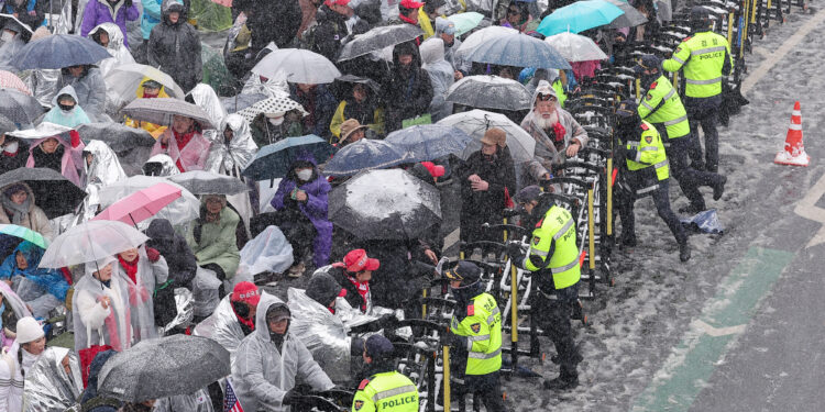 폭설에도 주말 10만명 쏟아져… 집회지옥·교통지옥 된 한남동