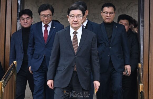 관저 앞 與의원들 “불법 막으러 간 것”… 영장 재집행 전망에 고심