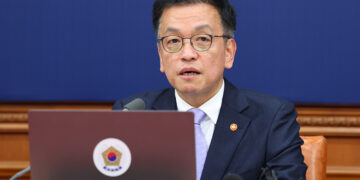 정부, 27일 임시공휴일 지정 검토… 엿새간 설 황금연휴 되나