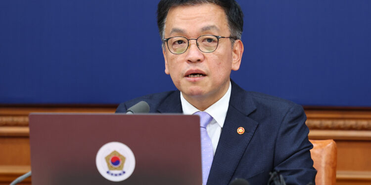 정부, 27일 임시공휴일 지정 검토… 엿새간 설 황금연휴 되나