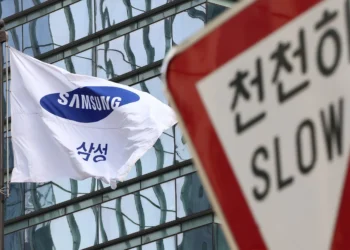 삼성 영업익 6.5조 ‘메모리 한파’… 젠슨 황 “삼성 HBM 성공 확신”