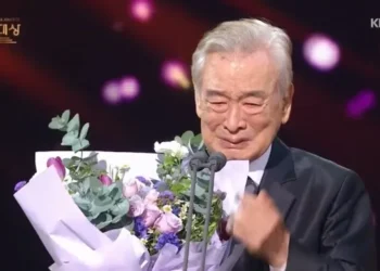 ‘90세’ 이순재, 결국 눈물 쏟았다 “오래 살다보니 이런 날”… KBS 연기대상 수상소감 보니