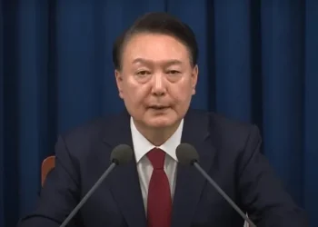 “점퍼 입고 관저 산책하는 尹” 사진에…대통령실 “동아일보 고발”