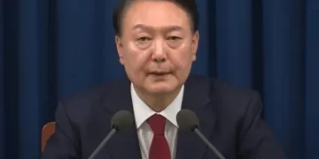 “점퍼 입고 관저 산책하는 尹” 사진에…대통령실 “동아일보 고발”