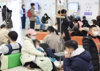 기록적 독감에 폐렴 사망 급증… “화장장 예약 꽉 차 사일장 치러”