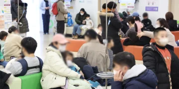 기록적 독감에 폐렴 사망 급증… “화장장 예약 꽉 차 사일장 치러”