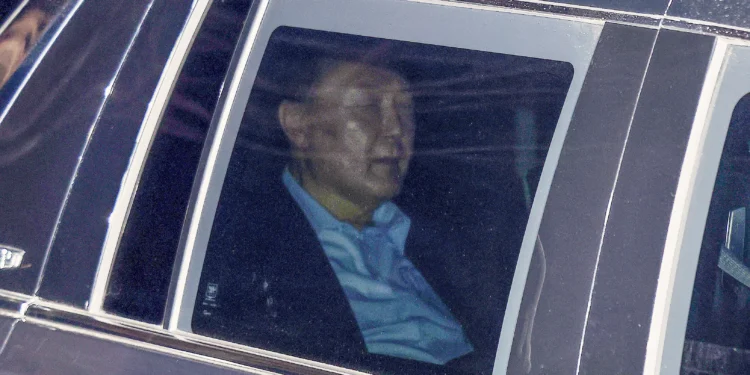 尹 구속영장 청구에 與 “도주 우려 없어”, 野 “내란 수괴 구속”