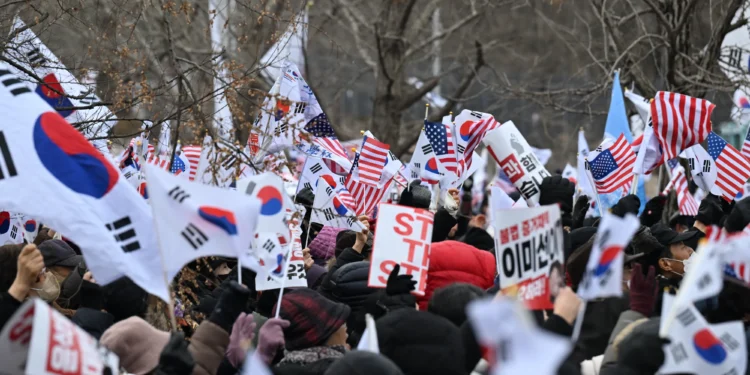 尹 옥중지지율 40% ‘기현상’…“그래도 이재명보다는”