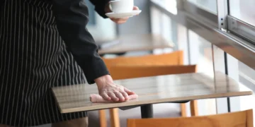 젊은 女판매원에 “아가씨”라 부르는 60대… 2030은 “여기요” 선호