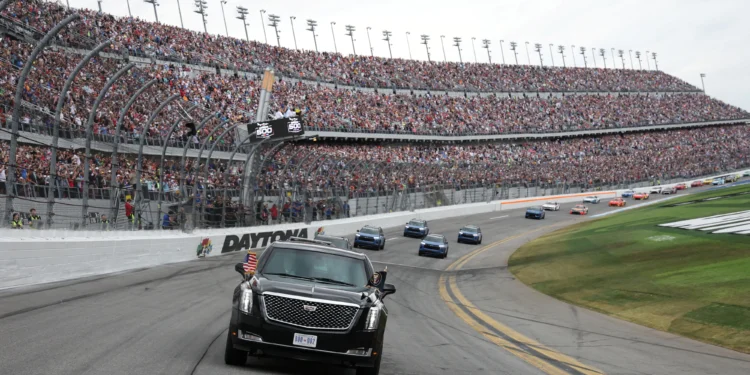 트럼프, 리무진 타고 ‘데이토나’ 경주장 달렸다