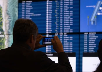 “박쥐처럼 거꾸로 매달려”… 뒤집힌 비행기 ‘기적 생존’