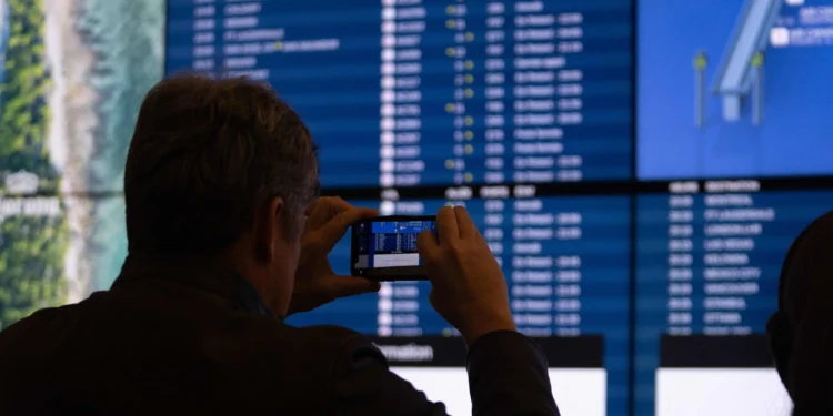 “박쥐처럼 거꾸로 매달려”… 뒤집힌 비행기 ‘기적 생존’