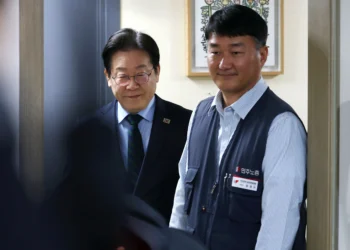 ‘노동계 달래기’ 양대노총 방문한 李…“노동시간 단축 입장 명확”