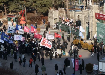 고려대 탄핵 찬반 집회 동시에…욕설에 몸싸움까지