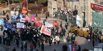 고려대 탄핵 찬반 집회 동시에…욕설에 몸싸움까지