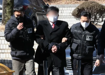 ‘캡틴 아메리카’ 복장 尹 지지자 구속…출석하며 영어로 ‘욕설’