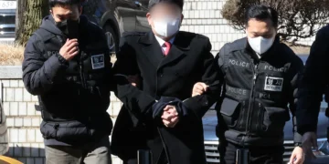 ‘캡틴 아메리카’ 복장 尹 지지자 구속…출석하며 영어로 ‘욕설’