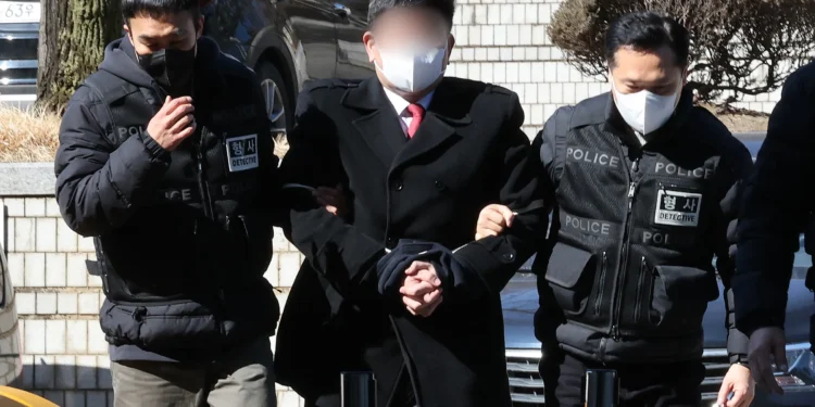 ‘캡틴 아메리카’ 복장 尹 지지자 구속…출석하며 영어로 ‘욕설’